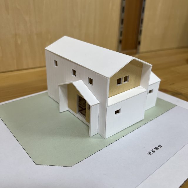 オーダー住宅・ファーストプレゼンの一コマ。住宅の外観デザイン（形状）の模型の写真です。